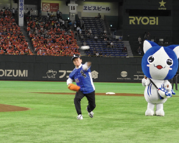 2016年7月、東京ドームで開催された都 市対抗野球大会の始球式で登板する山元頭取