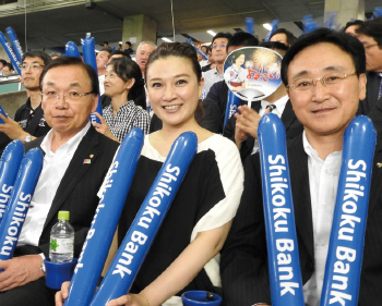 四国銀行のイメージキャラクターを務める高知県出身のタレント・島崎和歌子さんも、野村直史会長（左）や山元頭取（右）とともに応援