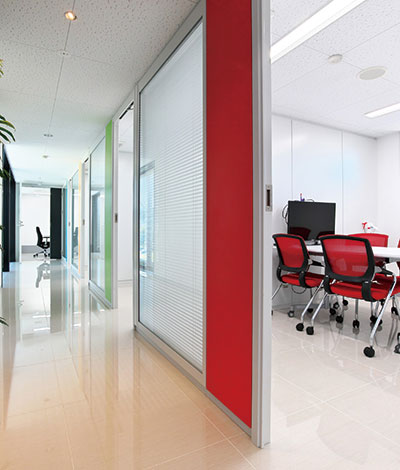 本社へ入ると、洗練されたオフィス空間が広がる。 会議室はそれぞれ異なるテーマカラーを採用