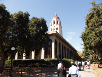 1891年開校の私立大学。カリフォルニア州知事（当時）のリーランド・スタンフォードが夫人とともに設立。夭ようせつ折（15歳）した一人息子の名を遺すことが設立目的だったため、正式名称は「リーランド・スタンフォード・ジュニア大学」である。入学者数は約1万6000人（2016年10月現在）、大学職員数は約2200人（2016年秋季）。キャンパスの面積は8180エーカー（993万坪、33.1?）と全米屈指の広さを誇り、東京ドーム708個分、東京都杉並区とほぼ同規模。世界有数の難関大学として知られ、2000年以降のノーベル賞受賞者（文学賞・平和賞を除く）の出身大学ランキングでは世界2位に位置する（THE調べ、2017年10月）。