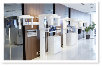 イメージングシステム（ 上 ）、 CAD/CAM（右下）など最新の デジタル機器や治療器具（右上） で歯科医療をサポート